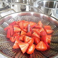 Wash strawberries with a mixture of three parts water and one part white vinegar to remove bacteria. Rinse under cool running water and dry. Remove stem and slice each strawberry in half, lengthwise, then into quarters.